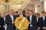LH Mario Kunasek, Sturm-Präsident Christian Jauk und Sturm-Kapitän Stefan Hierländer (v.l.). © Land Steiermark/ Frankl LH Mario Kunasek, Sturm-Präsident Christian Jauk und Sturm-Kapitän Stefan Hierländer (v.l.).